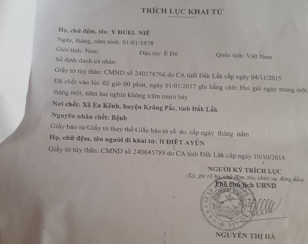 Giấy trích lục khai tử ông Y Đuel do Phó Chủ tịch xã Ea Kênh Nguyễn Thị Hà ký dù ông này còn sống. Ảnh: HL
