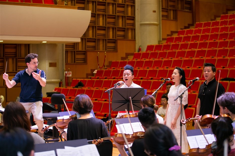 Phạm Thùy Dung tập luyện cùng Dàn nhạc Giao hưởng Mặt trời.
