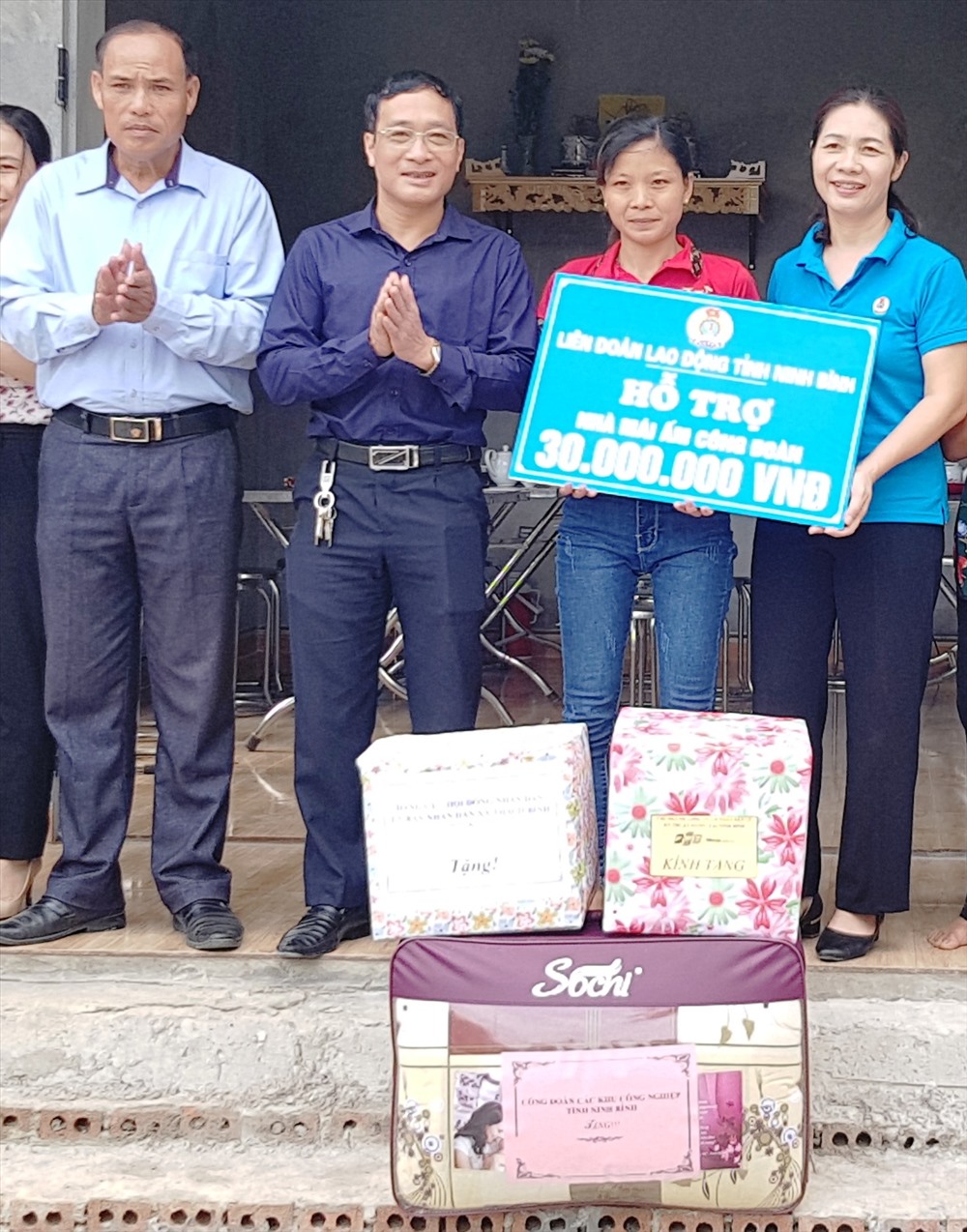 Đại diện lãnh đạo LĐLĐ tỉnh Ninh Bình trao tiền hỗ trợ cho gia đình chị Nguyễn Thị Nghị. Ảnh: NT