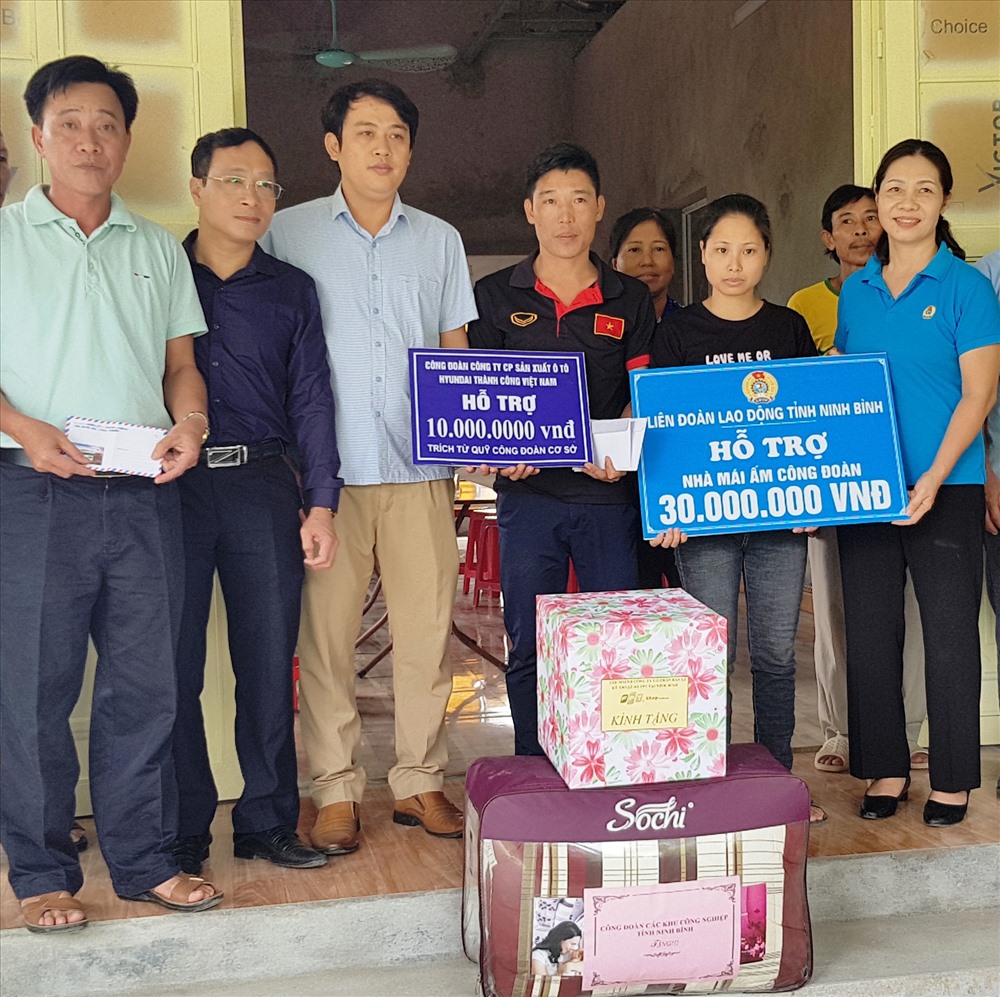 Đại diện lãnh đạo LĐLĐ tỉnh Ninh Bình trao tiền hỗ trợ cho gia đình anh Vũ Văn Tuân. Ảnh: NT