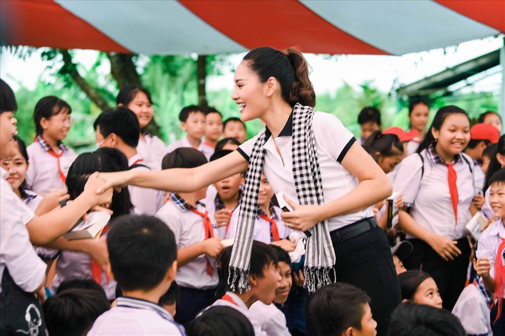 Hoa hậu Hương Giang vui vẻ giao lưu với học sinh, sinh viên tại Cà Mau. Ảnh: Tô Thanh Tân.