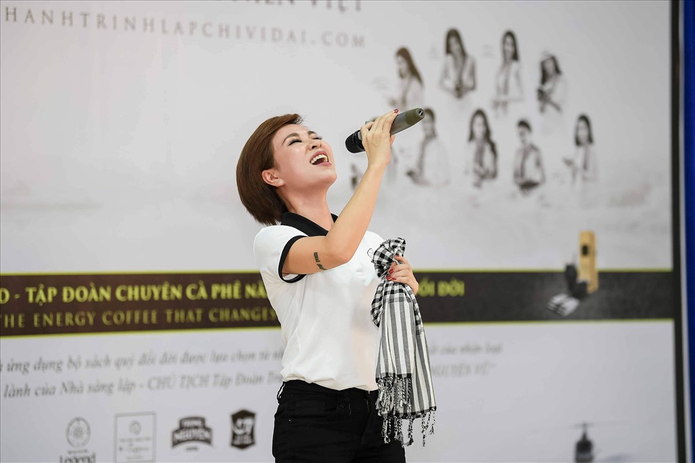 Ca sĩ Uyên Linh cũng dành tặng các bạn trẻ những ca khúc gắn liền với tên tuổi của mình.