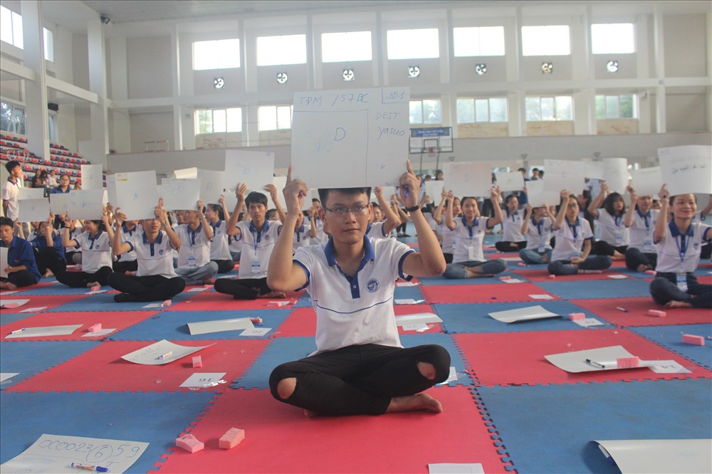 Sinh viên tham gia thi “Rung chuông vàng”, thể hiện kiến thức tổng hợp