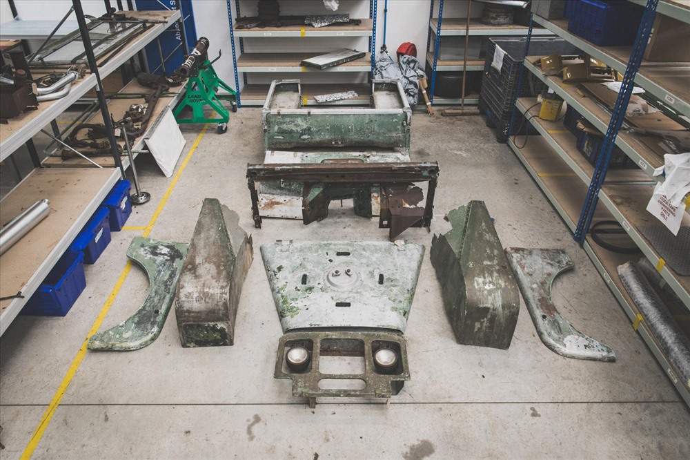 Chiếc Land Rover Defender sản xuất năm 1948 được tháo rời từng bộ phận để phục dựng. Ảnh: Carscoops