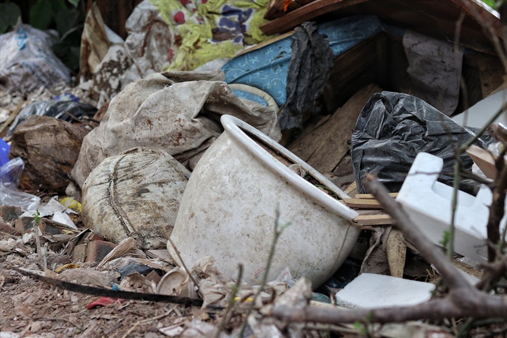 Nhiều rác thải, phế thải xây dựng, chai lọ, kính vỡ, quần áo...chất đống la liệt dọc con mương.