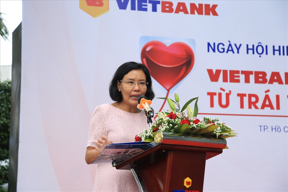 Bà Ngô Trần Đoan Trinh – Phó TGĐ Vietbank phát biểu trong ngày hội hiến máu