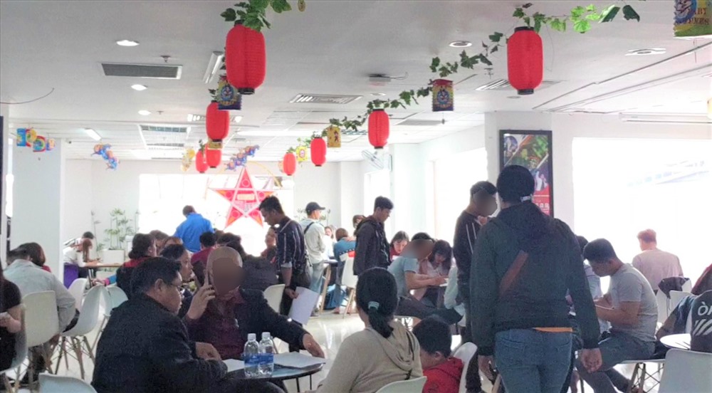 Bên trong trụ sở Alibaba, đông đảo khách hàng tìm chực chờ giải quyết