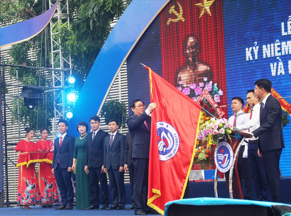 Phó Thủ tướng Chính phủ Vương Đình Huệ trao tặng Huân chương Lao động hạng Nhất cho trường Đại học Vinh.