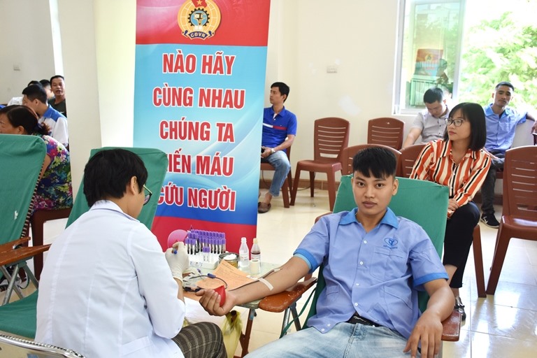 Các tình nguyện viên tham gia hiến máu nhân đạo.
