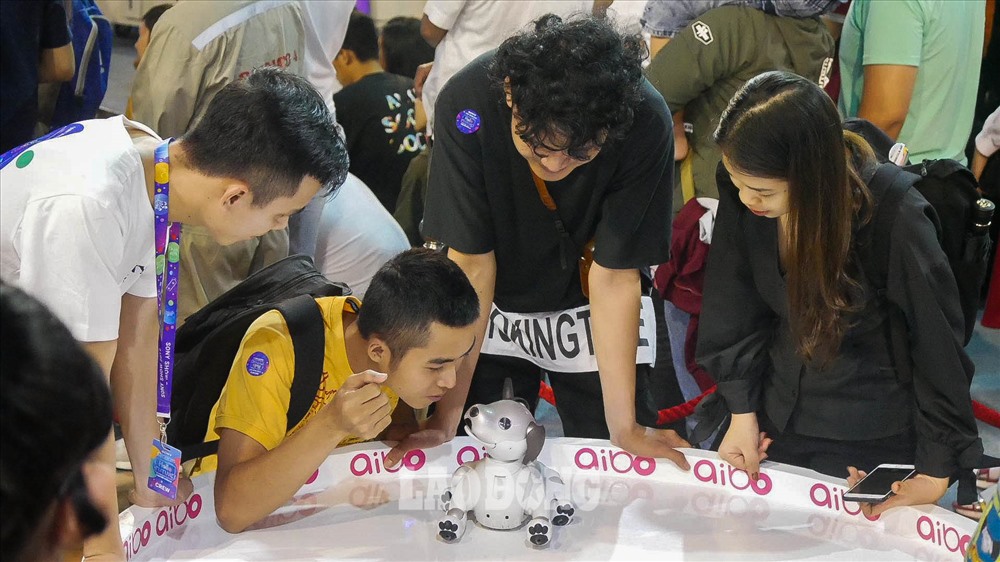 Ra đời từ 20 năm trước, robot chó Aibo đã từng được yêu thích thậm chí trở thành biểu tượng văn hóa và có hẳn một lượng fan hâm mộ trung thành. Sau đó, do vấp phải những khó khăn khi cạnh tranh với các đối thủ khác mà chú chó robot này đã bị ngưng sản xuất. Tại Nhật Bản, Aibo còn được tổ chức cả tang lễ khi chúng bị hư hỏng và không thể sửa chữa được.
