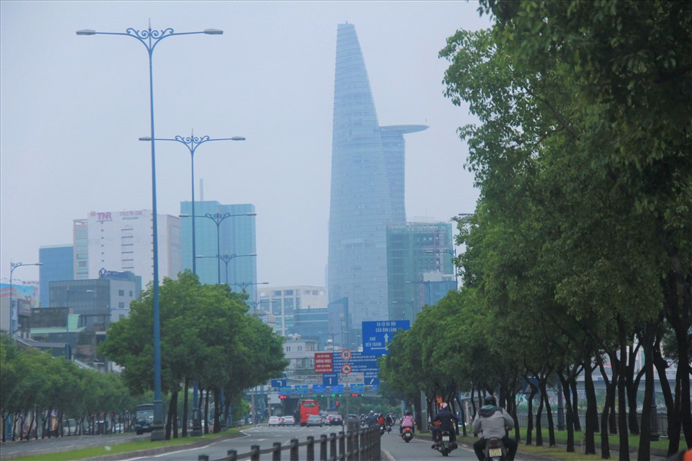 Ghi nhận của PV trong ngày 22.9, lớp sương mù dày đặc bao phủ TP. Hồ Chí Minh suốt từ sáng tới chiều.