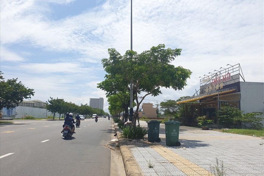 Nhiều cơ sở kinh doanh phục vụ du khách Trung Quốc ven sân bay Nước Mặn, quận Ngũ Hành Sơn, TP.Đà Nẵng.