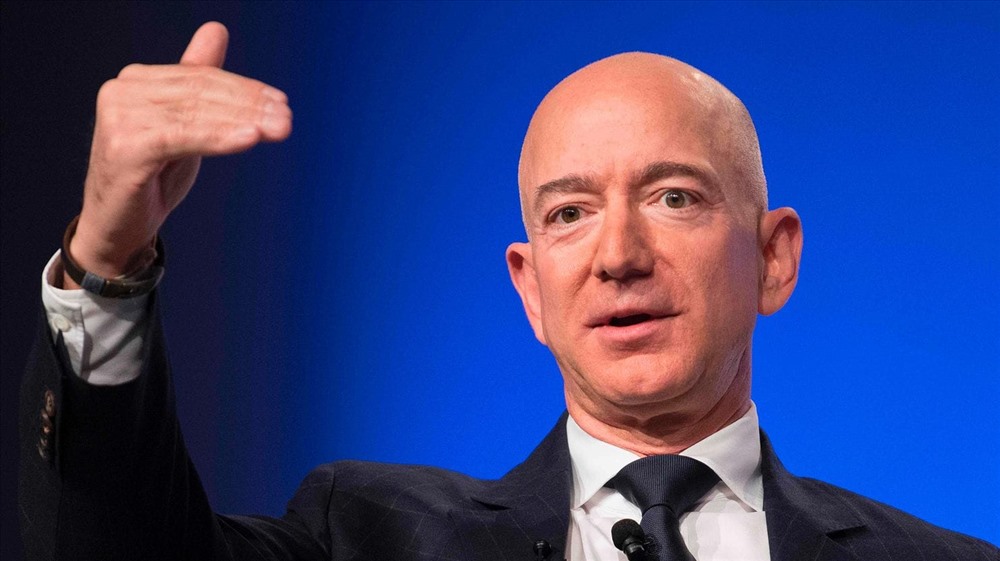 CEO Amazon Jeff Bezos - người đàn ông giàu nhất hành tinh. Theo tạp chí Forbes, tính đến ngày 22.9, tài sản của CEO Amazon lên đến 111,8 tỉ USD. Ảnh: Washingtonpost
