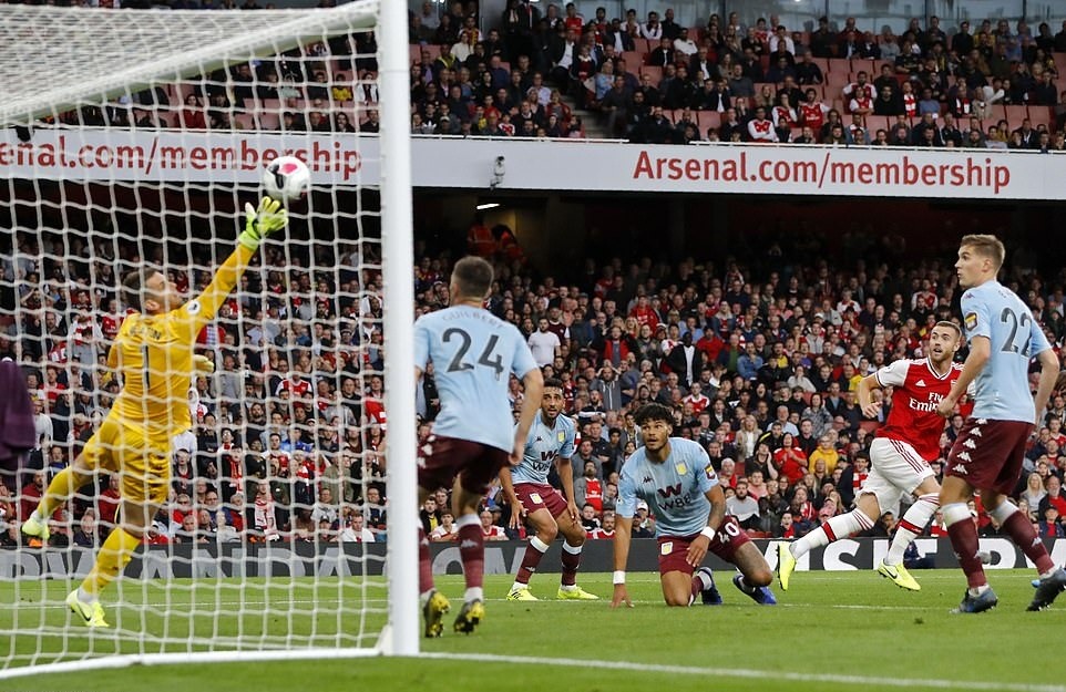Chambers (áo đỏ trắng) gỡ hòa 2-2 cho Arsenal. Ảnh: Getty Images.