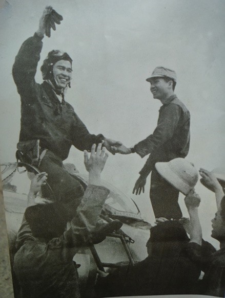 Bức ảnh “Chiến thắng trở về” chụp phi công Nguyễn Văn Bảy đã trở thành biểu tượng chiến thắng của không quân Việt Nam (ảnh phải), ảnh: Kỳ Quan
