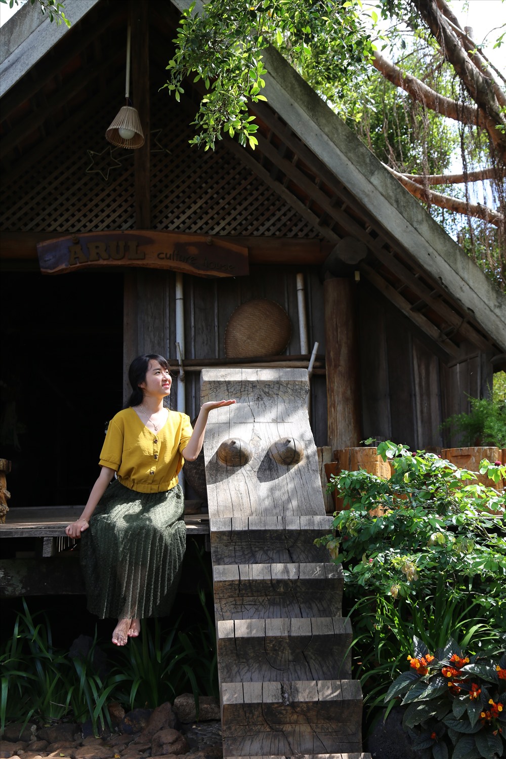 Khi ghé thăm nhà dài của ngừơi Ê Đê, du khách nên chú ý nhà có hai cầu thang, một là cầu thang Cái dành cho phụ nữ và khách quý lên xuống. Đỉnh cầu thang này được đẽo giống mũi tàu, phía dưới có vầng trăng khuyết và đôi bầu sữa tượng trưng cho quyền lực của người phụ nữ trong chế độ mẫu hệ. Du khách ghé thăm nhà nên chạm tay vào đấy để thể hiện lòng tôn kính với chủ nhà. Cầu thang Đực nhỏ hơn, đặt cách xa phía bên trái, dành cho người đàn ông trong gia đình lên xuống.
