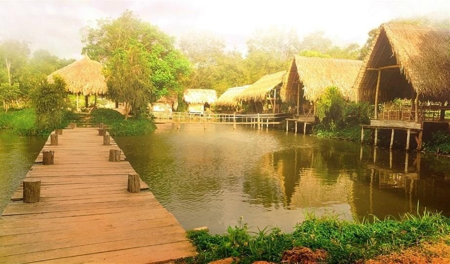 Cách TP. Buôn Ma Thuột khoảng  2km về hướng Bắc, du khách sẽ ngạc nhiên với một mùa xuân mang sắc màu hoàn toàn khác, một mùa xuân đầy nét hoang dã của đại ngàn ở buôn Ako Dhong hay còn gọi là buôn Cô Thôn. Ảnh: KemDa