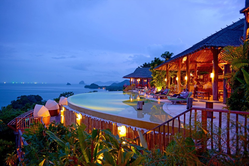Six Senses Yao Noi (Phuket) là một thương hiệu quá quen thuộc với những ai yêu thích các không gian nghỉ dưỡng sang chảnh tại các bãi biển đẹp khắp thế giới. Tại Phuket, nơi tụ họp nhiều bãi biển đẹp nhất Thái Lan, Six Senses cũng là một trong những cái tên hàng đầu khi có ai nhắc đến sự xa hoa, đắt đỏ.