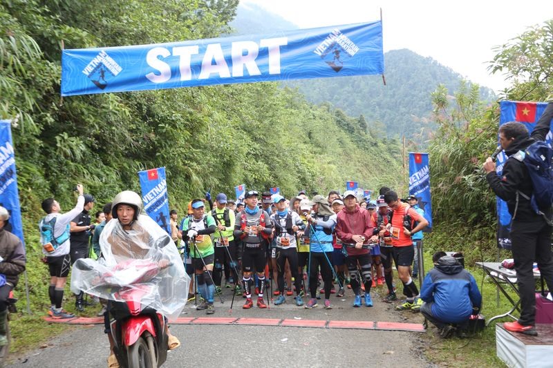 Các VĐV 42km xuất phát lúc 9 giờ sáng thứ 7 cũng phải chịu “lầy lội” như các VĐV 70km, 100km