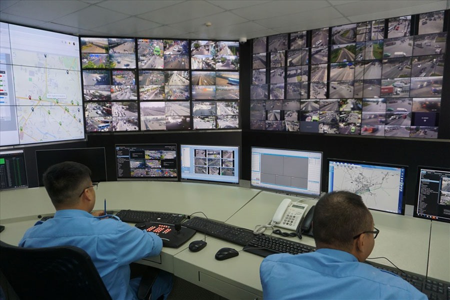 Các nhân viên Trung tâm giám sát và điều khiển giao thông đường hầm sông Sài Gòn TPHCM đang giám sát giao thông qua hệ thống camera được kết nối với Trung tâm điều hành thành phố thông minh. Ảnh: MINH QUÂN