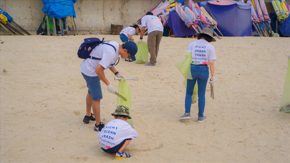 Các đội viên tình nguyện được chia nhành các nhóm nhỏ để đi thu gom rác dọc bờ biển TP Vũng Tàu.