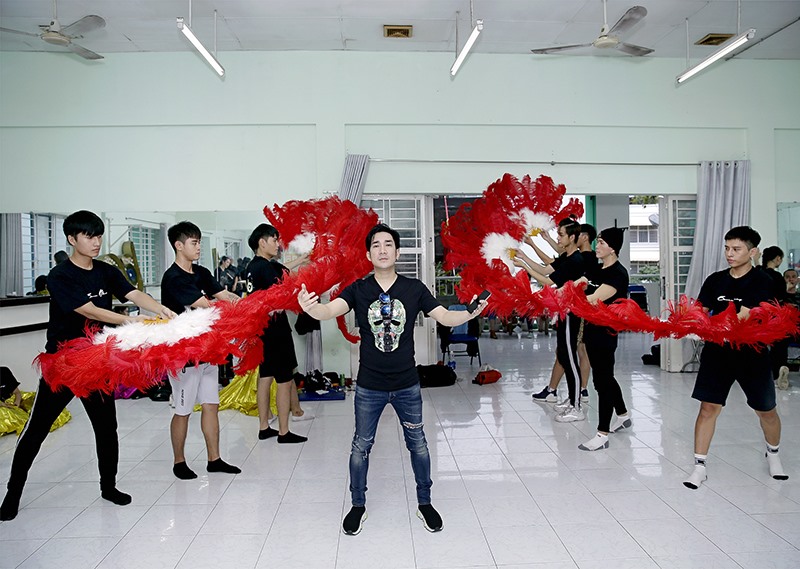 Liveshow tổ chức tại Hà Nội được nam ca sĩ chú trọng đầu tư từ âm thanh, ánh sáng và vũ đạo.