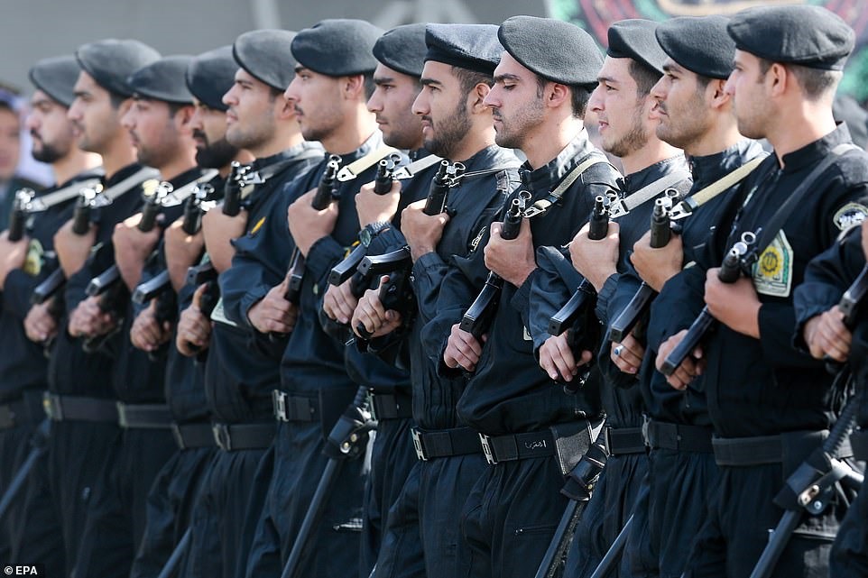 Cuộc duyệt binh ở thủ đô Tehran nhằm đánh dấu cuộc chiến tranh Iraq năm 1980. Ảnh: EPA