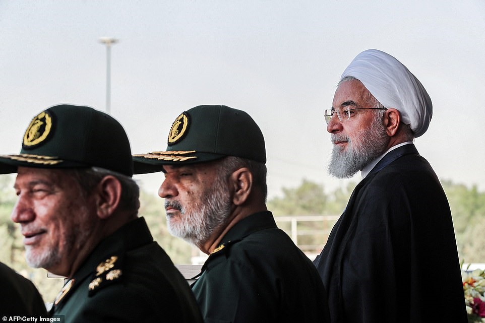 Tổng thống Rouhani tuyên bố “các lực lượng nước ngoài có thể gây rắc rối và mất an ninh cho người dân Iran và khu vực” trong bài phát biểu tại buổi duyệt binh. Ảnh: Anadolu
