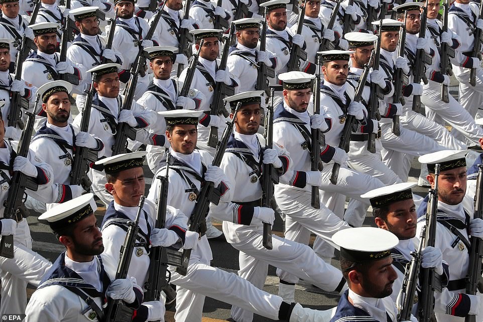 Hoạt động duyệt binh diễn ra trên khắp cả nước Iran, trong đó có thành phố cảng Bandar Abbas gần eo biển chiến lược Hormuz. Ảnh: EPA