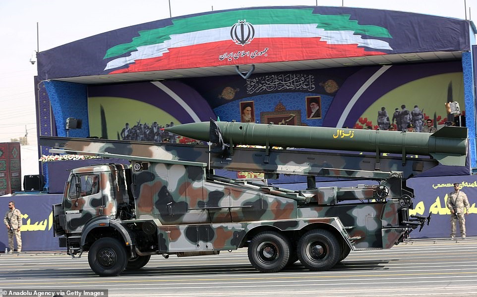 Xe tăng và tên lửa phô diễn sức mạnh quân sự của Iran. Ảnh: Anadolu