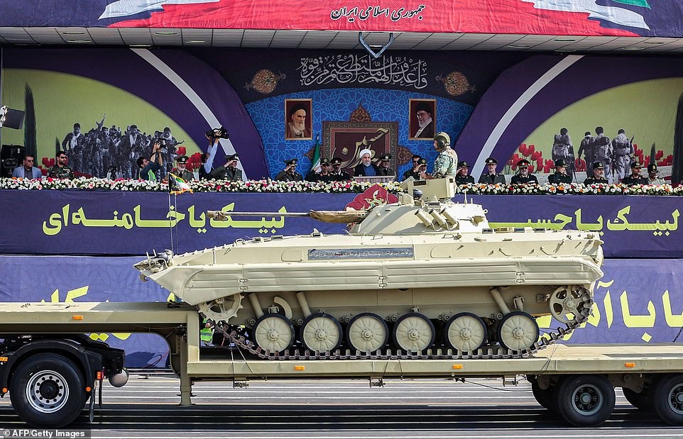 Cuộc duyệt binh rầm rộ có sự tham gia của xe tăng, xe bọc thép, máy bay do thám và tên lửa, bao gồm cả tên lửa Khorramshahr được cho là có tầm bắn 2.000km. Ảnh: AFP