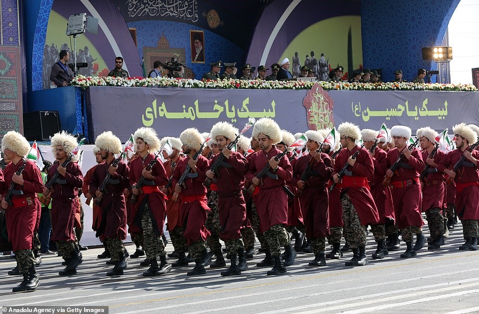 Tổng thống Hassan Rouhani ngồi trên lễ đài chứng kiến cuộc duyệt binh. Ảnh: Anadolu