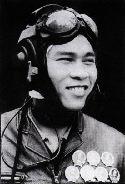 Ông Nguyễn Văn Bảy được phong Anh hùng LLVT khi mới đeo quân hàm Thượng úy. Ảnh: Chụp lại tư liệu gia đình.