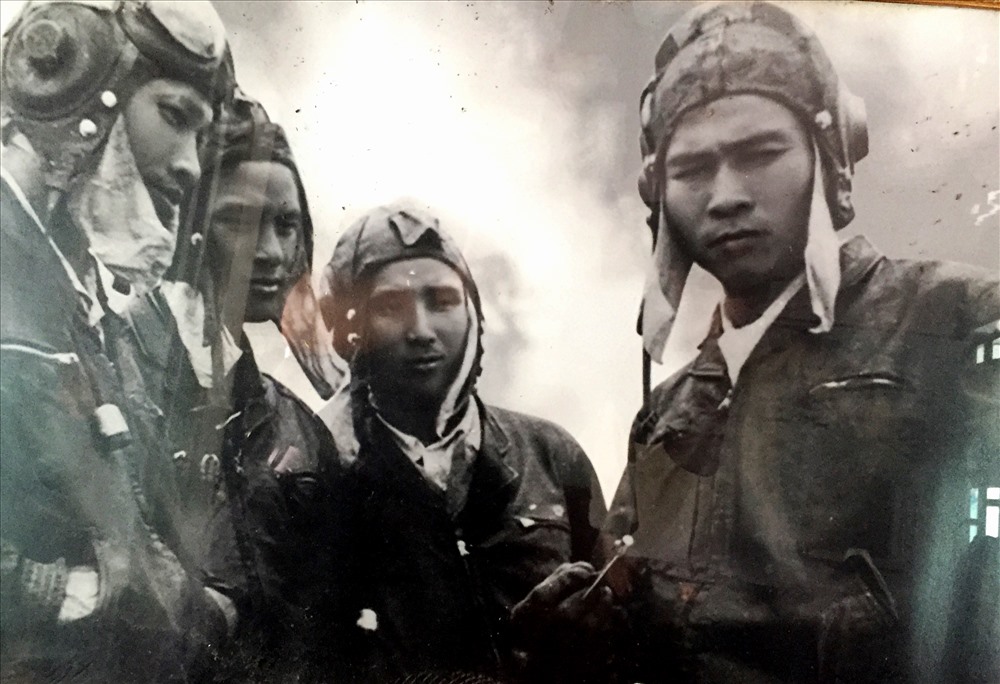 Anh hùng Nguyễn Văn Bảy cùng đồng đội sau một lần lập chiến công. Ảnh chụp lại tư liệu gia đình.