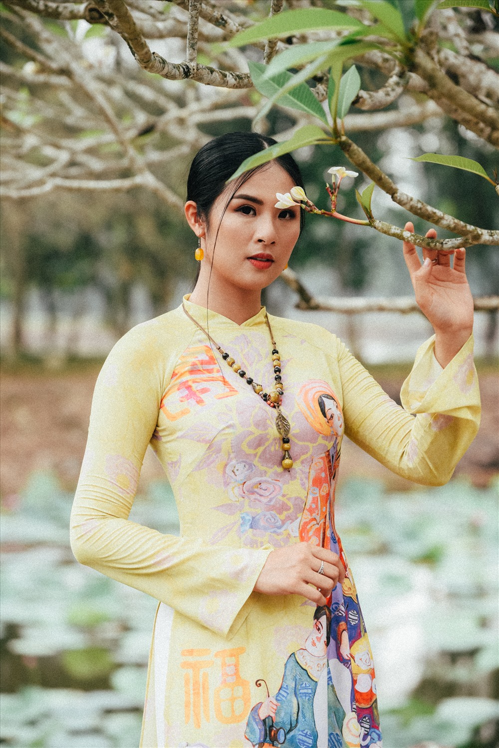 Ngọc Hân giới thiệu bộ sưu tập áo dài thời trang mang tên “Nhã nhạc cung đình Huế“. Ảnh: Leon Lê, Panda Dương.