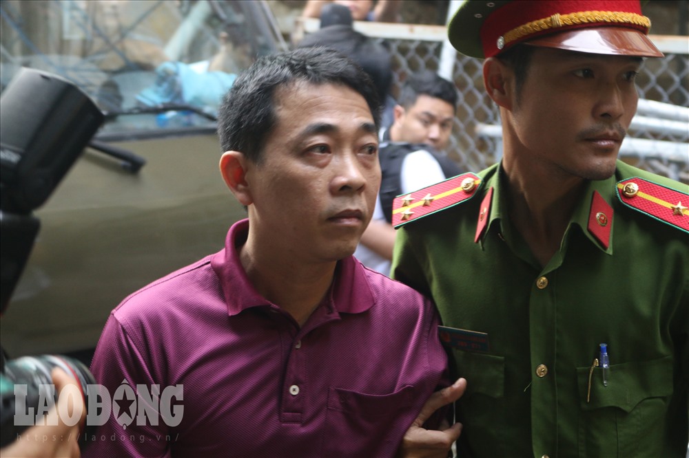 Bị cáo Nguyễn Minh Hùng được áp tải đến toà án Nhân dân TP Hồ Chí Minh.