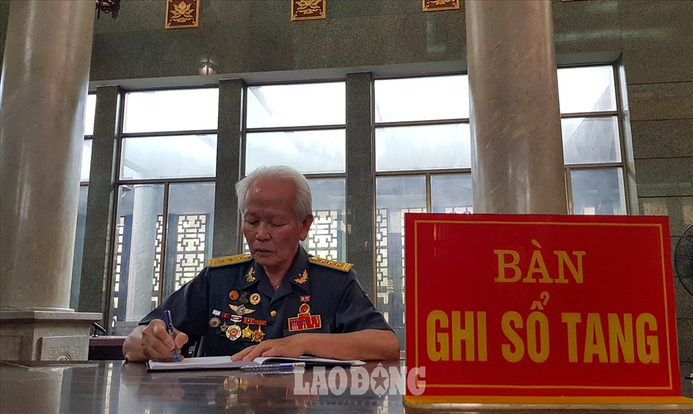 Các đồng chí, đồng đội ghi sổ tang viếng Đại tá, Anh hùng lực lượng vũ trang nhân dân Nguyễn Văn Bảy