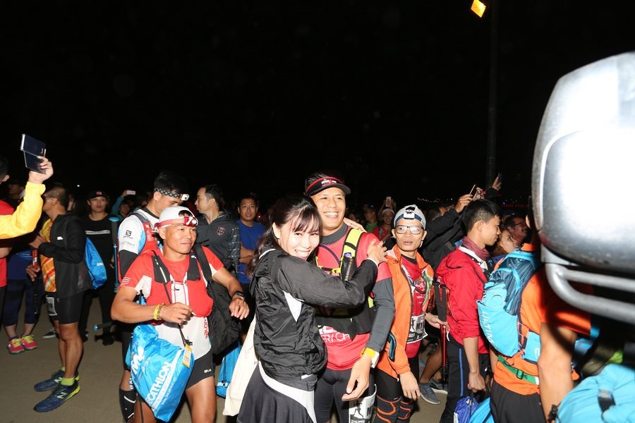 Không khí chia tay bịn rịn, chúc các chiến binh 100km lên đường may mắn tại Quảng trường Nhà thờ Đá được nhiều runner tham gia Vietnam Mountain Marathon yêu thích vào mỗi tối thứ 6.