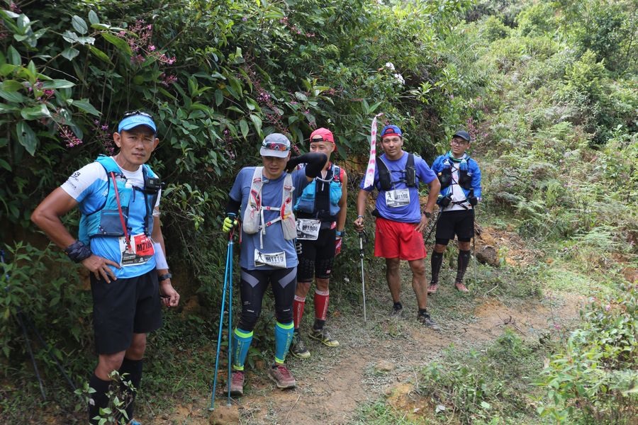 Hết mưa rồi nắng, hết leo dốc rồi đổ dốc, hết đêm lạnh lại đến trưa nắng nóng khiến thể lực của các chiến binh 100km suy giảm trong hai chục giờ đồng hồ.