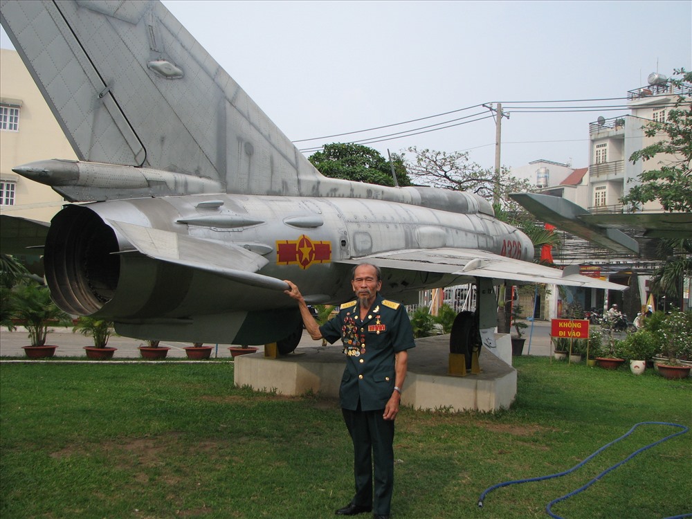 Anh hùng Nguyễn Văn Bảy bên chiếc Mig-17 huyền thoại trong bảo tàng. Ảnh: K.Q