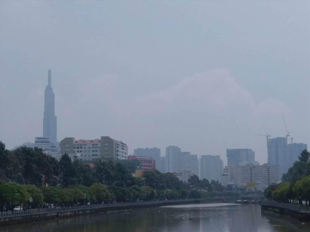 Trưa ngày 24.9, dù trời nắng nhưng lớp mù vẫn bao phủ TP.Hồ Chí Minh.  Ảnh: Minh Quân