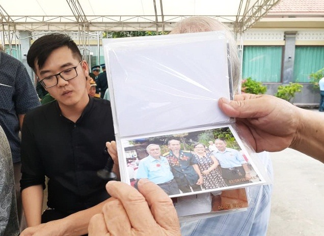 Ông Trần Hồng Sơn, Thiếu tá, nguyên trực ban trưởng Sở Chỉ huy quân chủng phía Nam thẫn thời cầm những tấm ảnh chụp ông Nguyễn Văn Bảy