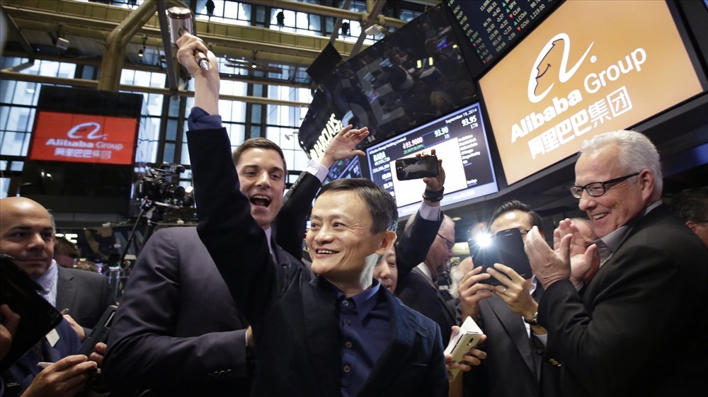 Khởi nghiệp gần như từ hai bàn tay trắng, Jack Ma đã xây dựng thành công “đế chế” thương mại điện tử Alibaba lớn nhất tại Trung Quốc. Theo cập nhật mới nhất từ Forbes, hiện Jack Ma đứng đầu trong danh sách tỉ phú giàu nhất Trung Quốc với 38,1 tỉ USD. Ảnh: ST
