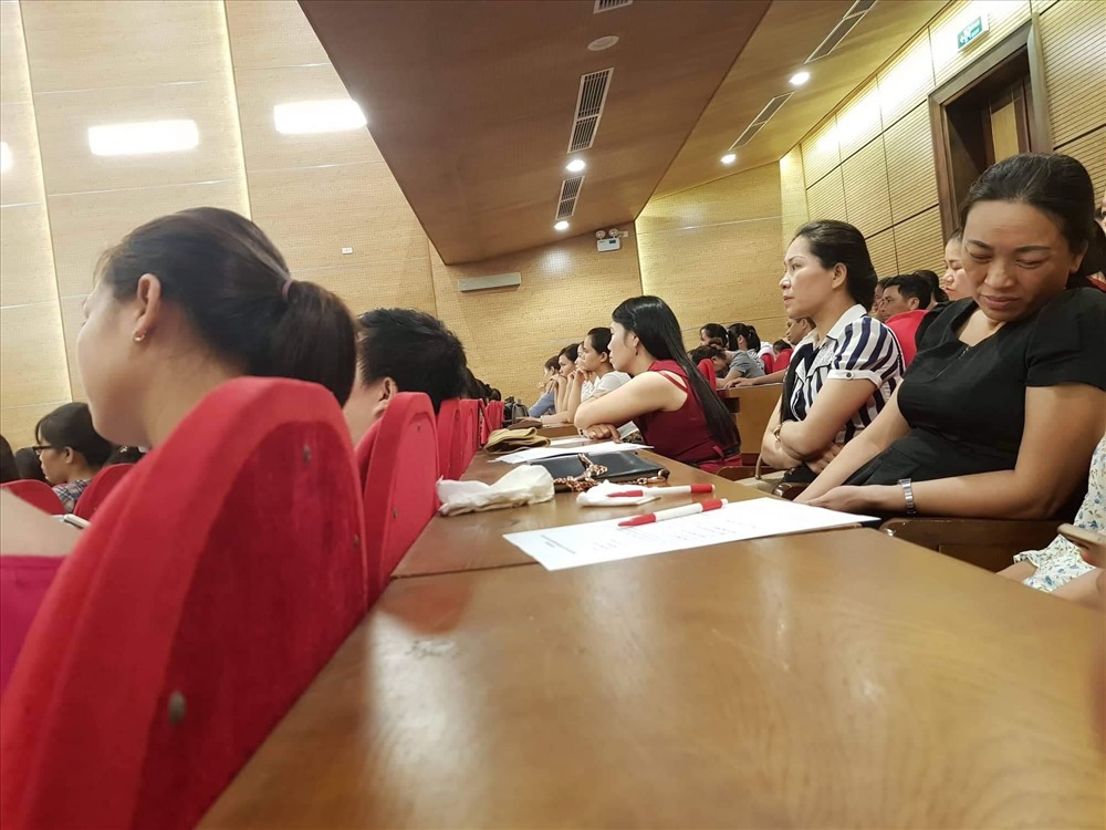Gần 3.000 giáo viên ở Sóc Sơn - Hà Nội quá sốc và thất vọng khi lãnh đạo huyện thông báo không tuyển đặc cách tại cuộc họp hồi đầu tháng 7.2019. Ảnh: D.T