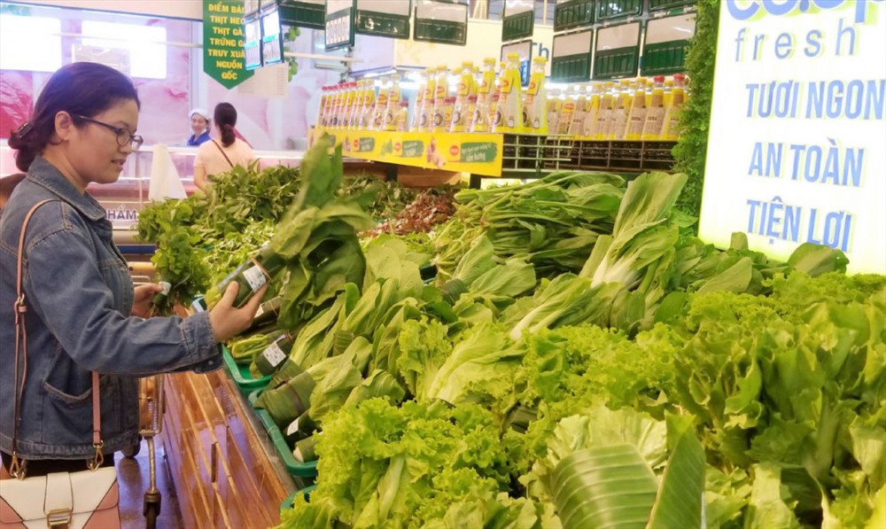 Các siêu thị ở Huế đã triển khai mô hình dùng lá chuối gói rau, củ... nhằm giảm thiểu sử dụng túi nylon sử dụng một lần. Ảnh: PV
