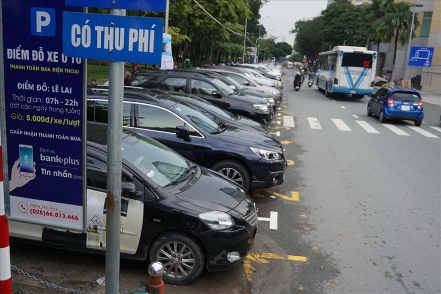 Đường Lê Lai (quận 1) - 1 trong 23 tuyến đường triển khai thu phí đỗ xe ô tô theo mức giá mới. Ảnh: M.Q