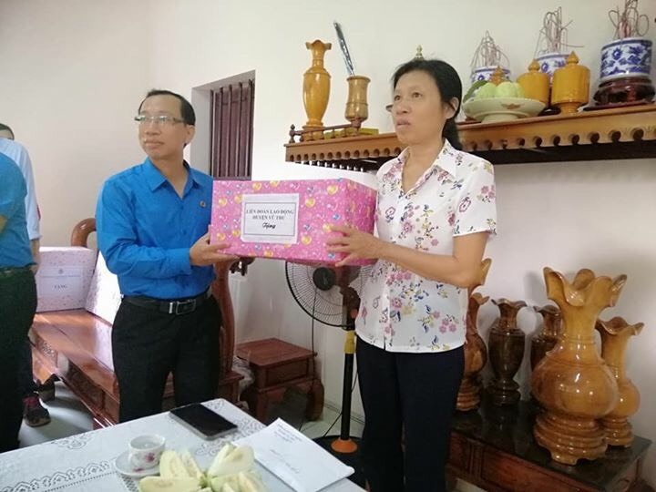 Chủ tịch LĐLĐ huyện Vũ Thư trao quà cho đoàn viên Lưu Thị Tỵ trong dịp khánh thành nhà mới. Ảnh: B.Mạnh