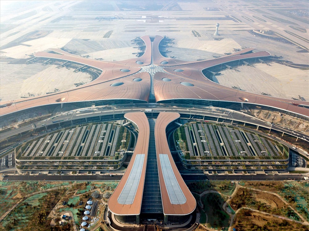 Sân bay quốc tế Daxing bên trong và nhìn từ trên cao. Ảnh: Xinhua, AFP.