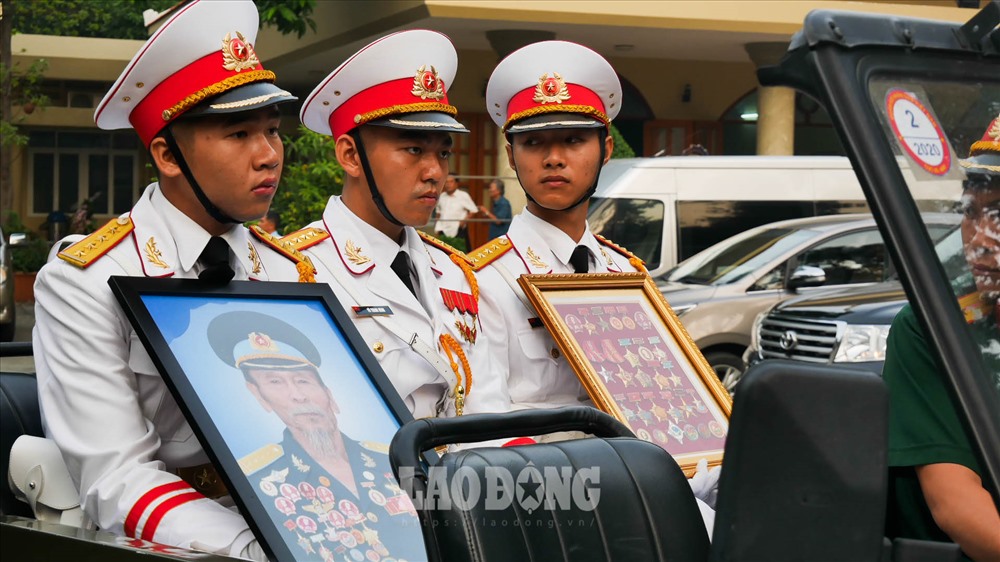 Đúng 6h15, tiêu binh đưa linh cữu Anh hùng lực lượng vũ trang nhân dân Nguyễn Văn Bảy khỏi nhà tang lễ quốc gia.