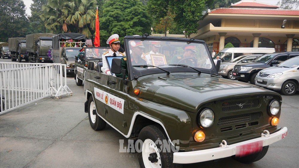 Đúng 6h15, tiêu binh đưa linh cữu Anh hùng lực lượng vũ trang nhân dân Nguyễn Văn Bảy khỏi nhà tang lễ quốc gia.